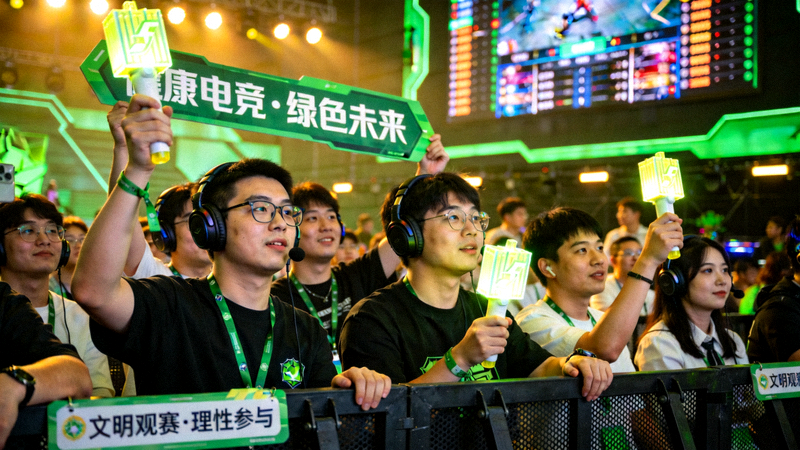 政策引导下健康绿色的电子竞技赛事活动现场观众照片